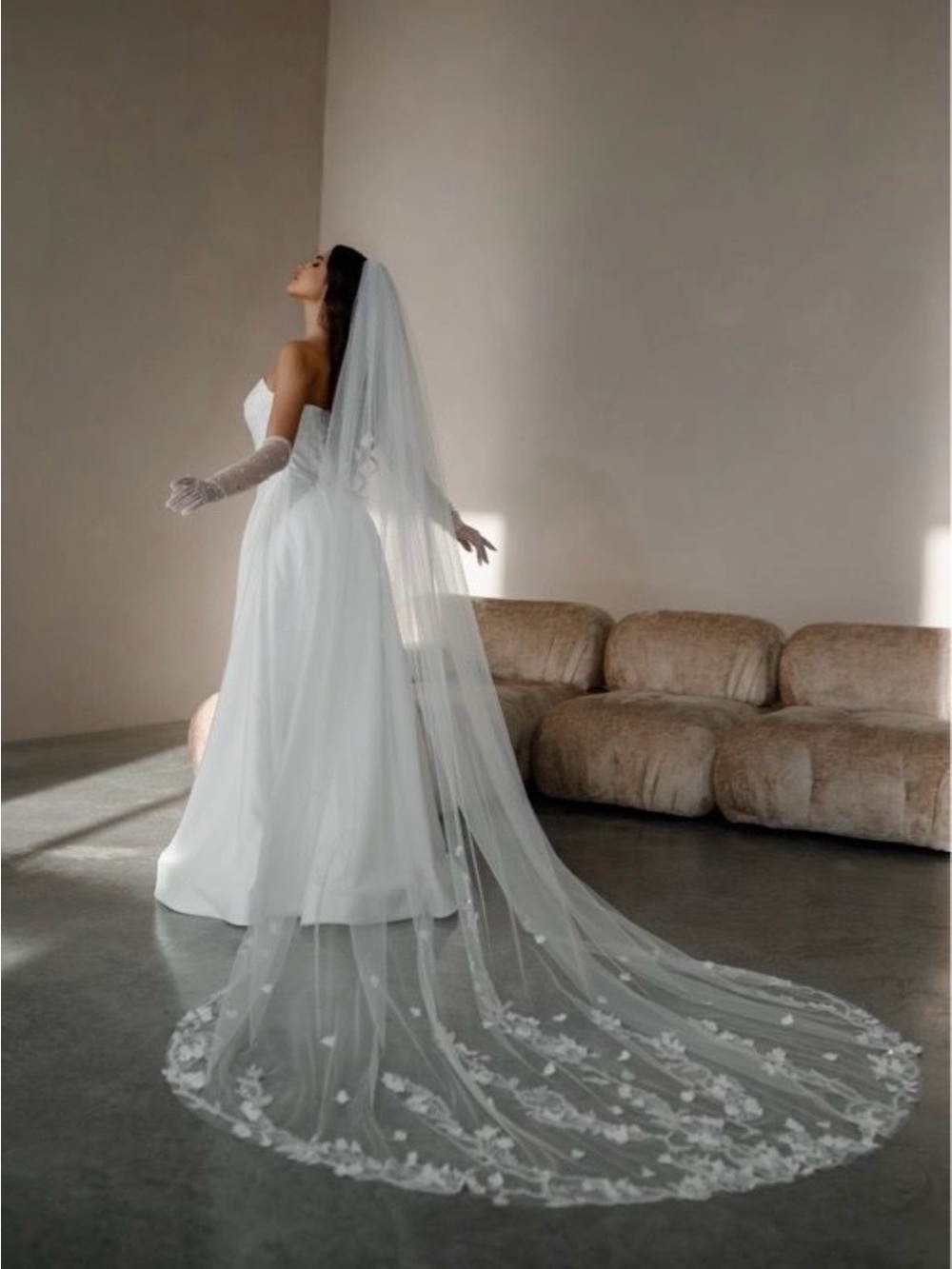 Elegant White Bridal Veil with Floral Appliqué
